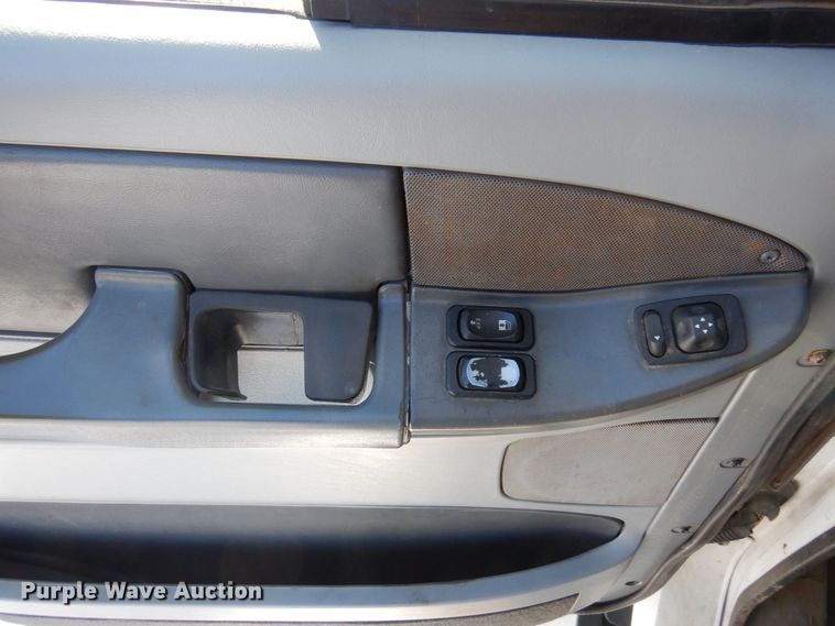 image for item KU9821 2003 Freightliner Cascadia  semi truck