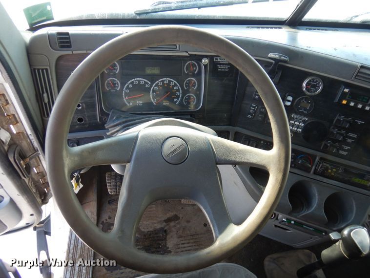 image for item KU9821 2003 Freightliner Cascadia  semi truck