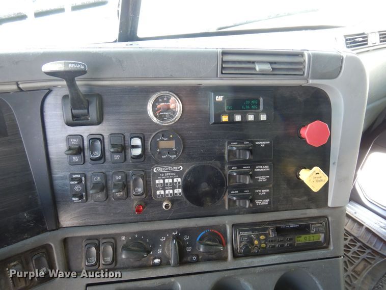 image for item KU9821 2003 Freightliner Cascadia  semi truck