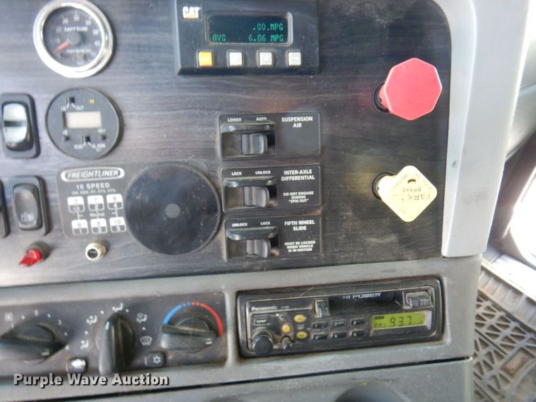 image for item KU9821 2003 Freightliner Cascadia  semi truck