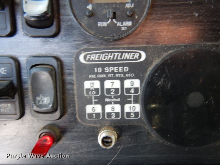 image for item KU9821 2003 Freightliner Cascadia  semi truck