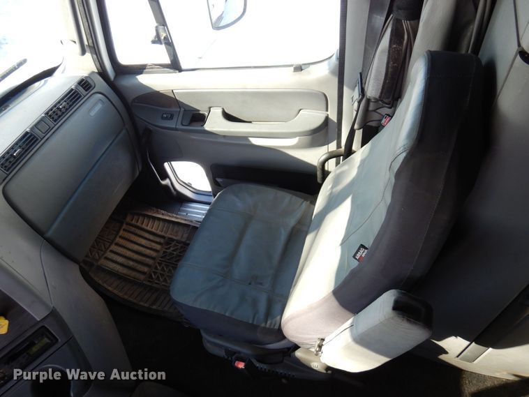 image for item KU9821 2003 Freightliner Cascadia  semi truck