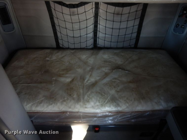 image for item KU9821 2003 Freightliner Cascadia  semi truck