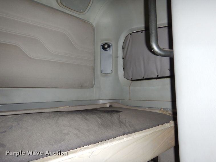 image for item KU9821 2003 Freightliner Cascadia  semi truck