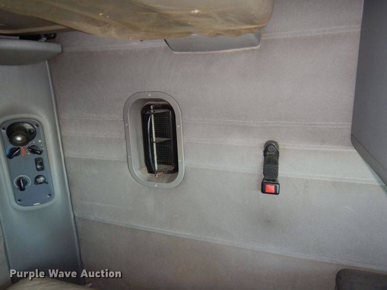 image for item KU9821 2003 Freightliner Cascadia  semi truck