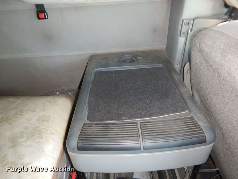 image for item KU9821 2003 Freightliner Cascadia  semi truck