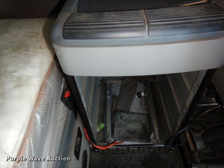 image for item KU9821 2003 Freightliner Cascadia  semi truck