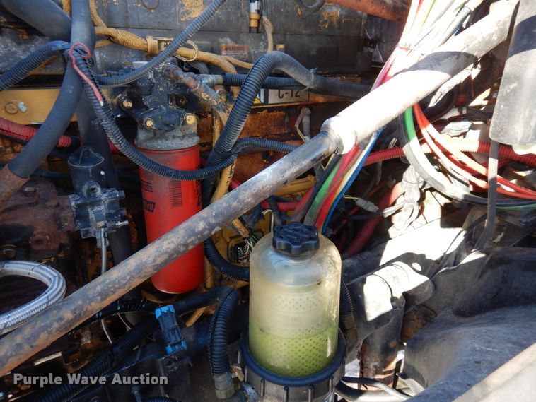 image for item KU9821 2003 Freightliner Cascadia  semi truck