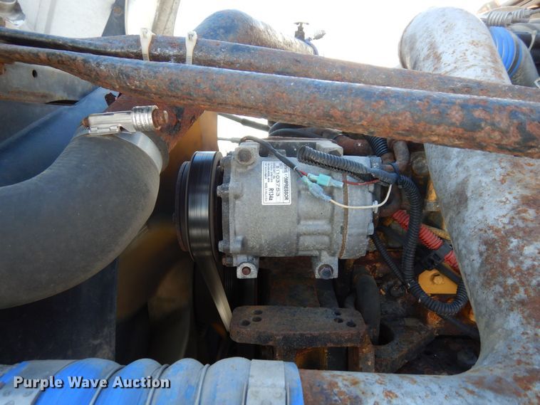 image for item KU9821 2003 Freightliner Cascadia  semi truck