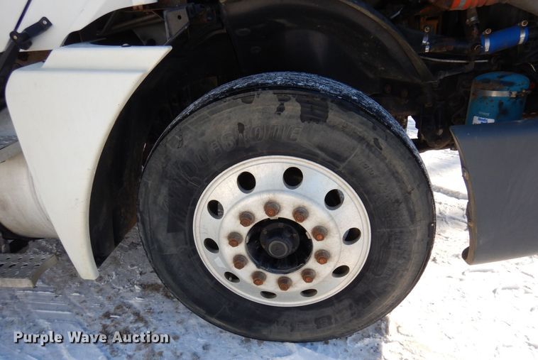 image for item KU9821 2003 Freightliner Cascadia  semi truck