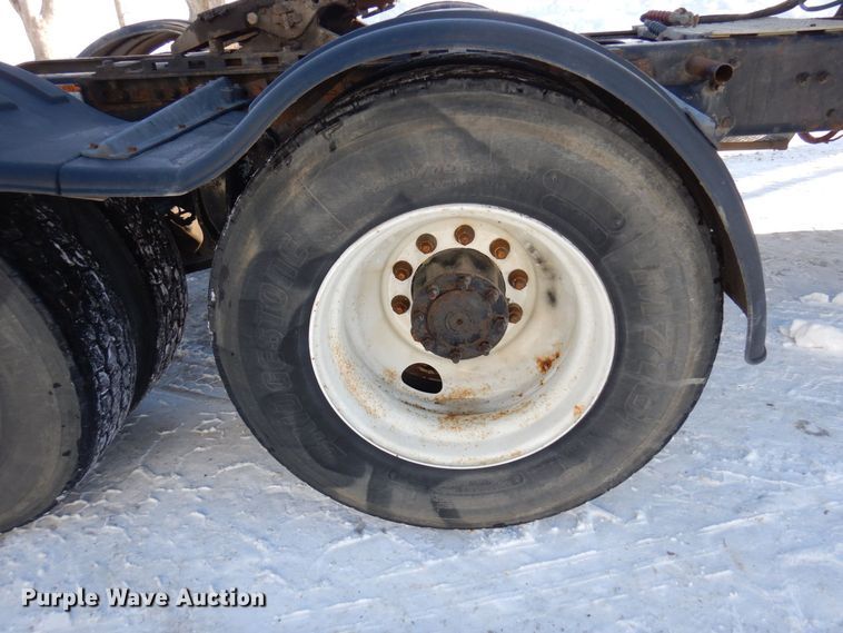 image for item KU9821 2003 Freightliner Cascadia  semi truck