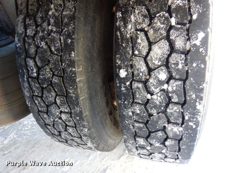 image for item KU9821 2003 Freightliner Cascadia  semi truck