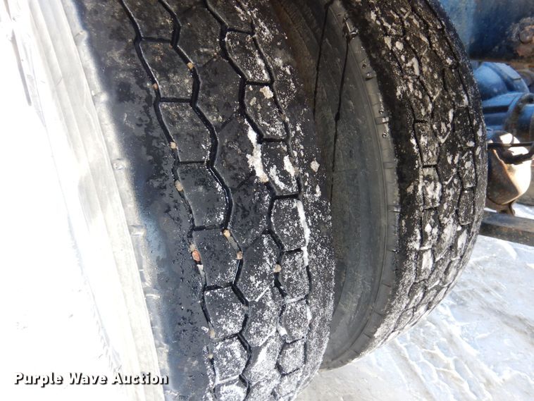 image for item KU9821 2003 Freightliner Cascadia  semi truck