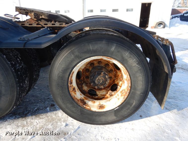 image for item KU9821 2003 Freightliner Cascadia  semi truck