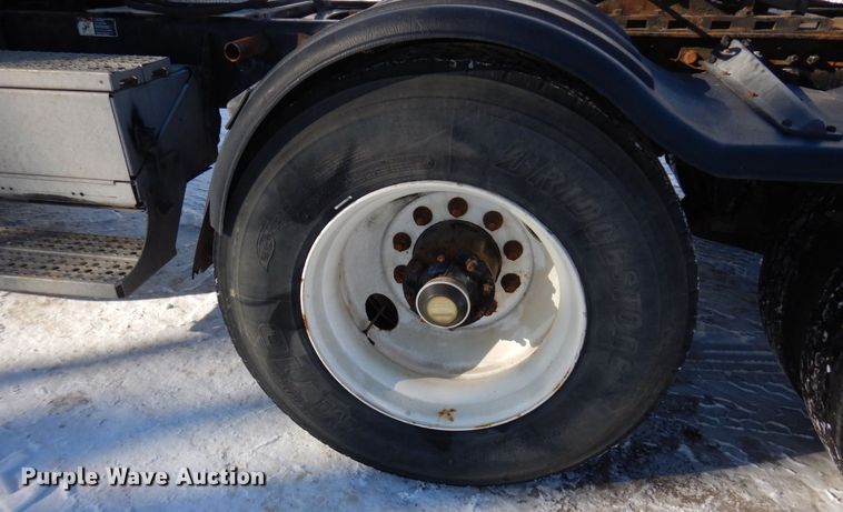 image for item KU9821 2003 Freightliner Cascadia  semi truck