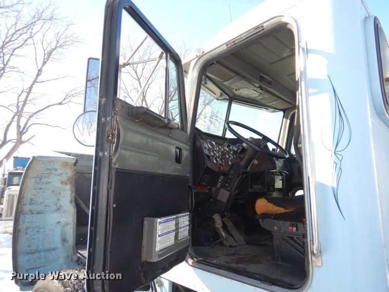 image for item KU9822 1997 Peterbilt 357  roll-off container truck