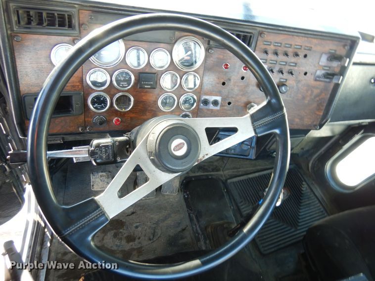 image for item KU9822 1997 Peterbilt 357  roll-off container truck