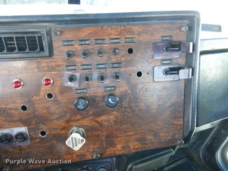 image for item KU9822 1997 Peterbilt 357  roll-off container truck