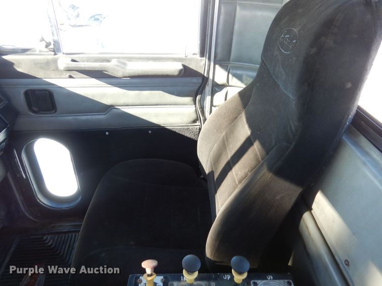 image for item KU9822 1997 Peterbilt 357  roll-off container truck