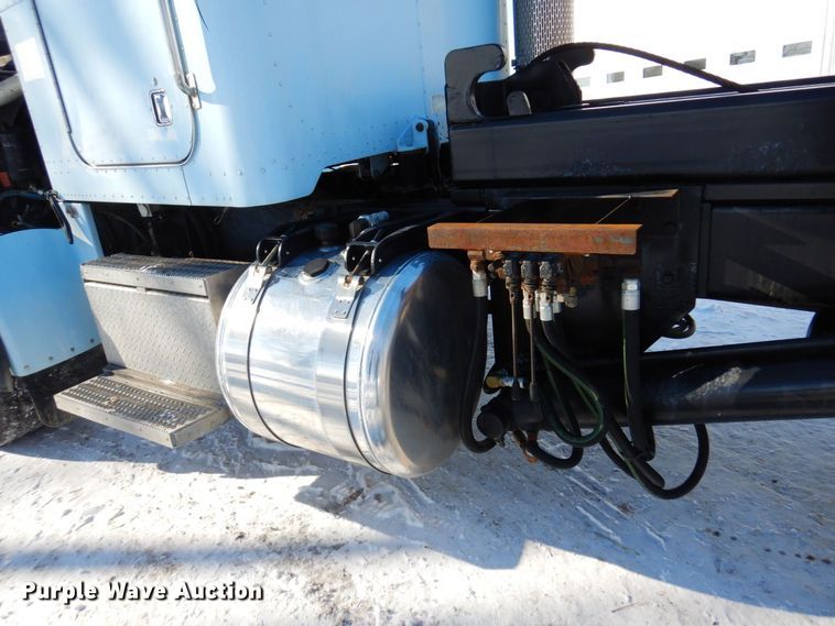 image for item KU9822 1997 Peterbilt 357  roll-off container truck