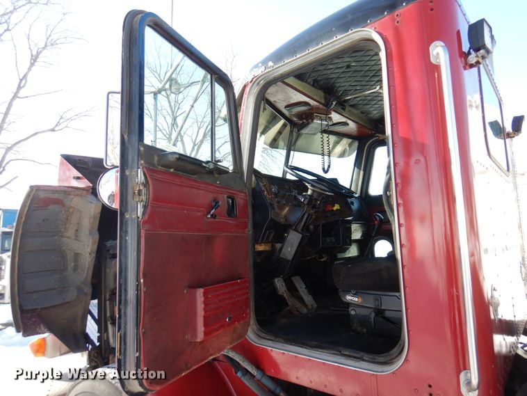 image for item KU9824 1996 Peterbilt 357  roll-off container truck