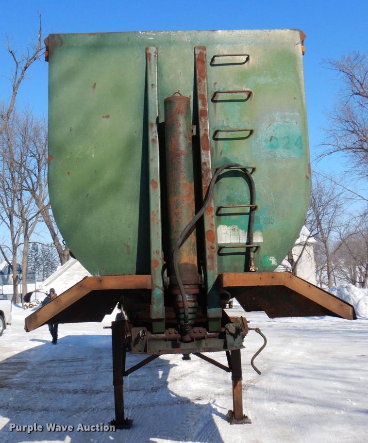 image for item KU9826 2005 Clement  end dump trailer