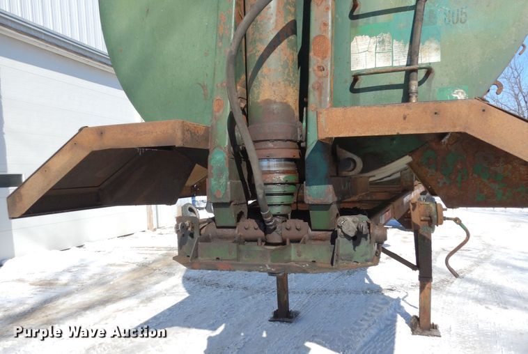 image for item KU9826 2005 Clement  end dump trailer