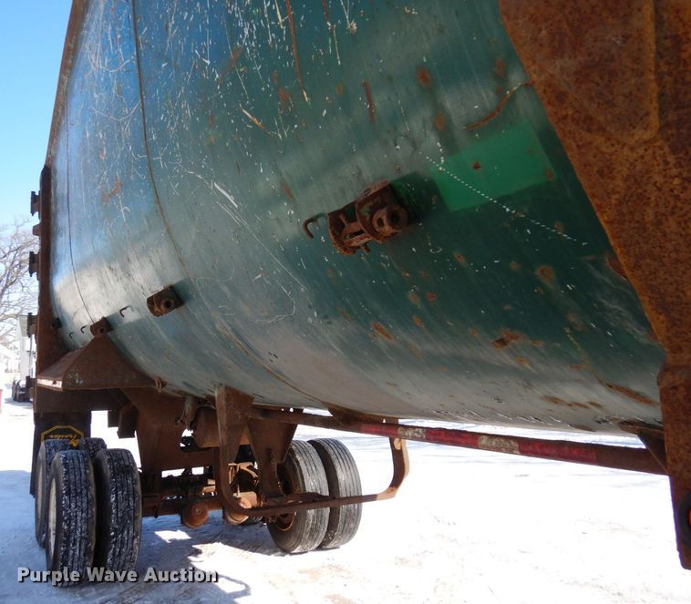 image for item KU9826 2005 Clement  end dump trailer