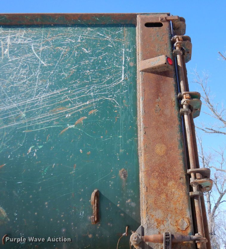 image for item KU9826 2005 Clement  end dump trailer