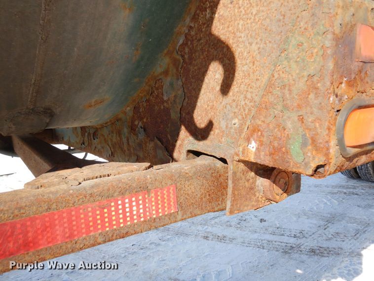 image for item KU9826 2005 Clement  end dump trailer