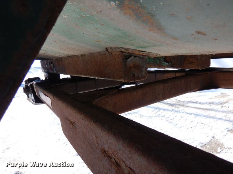 image for item KU9826 2005 Clement  end dump trailer