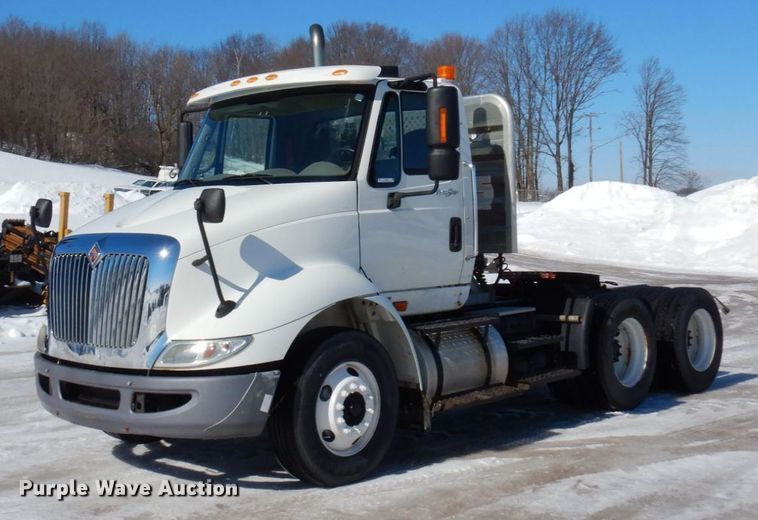 image for item KU9833 2009 International 8600  semi truck