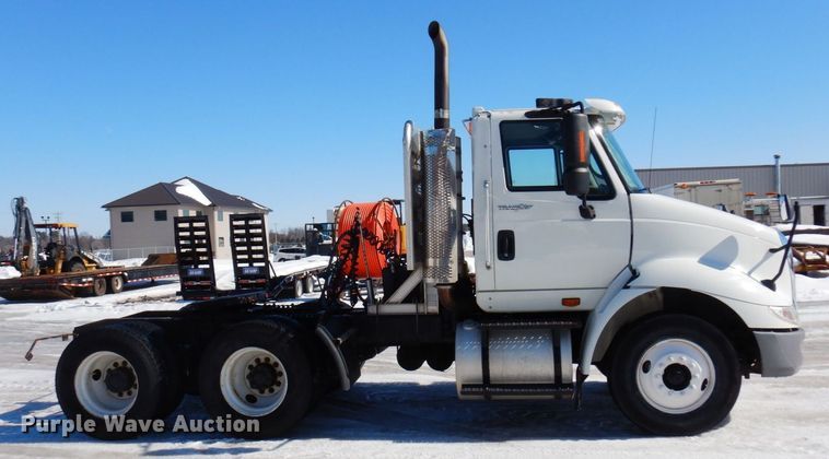 image for item KU9833 2009 International 8600  semi truck