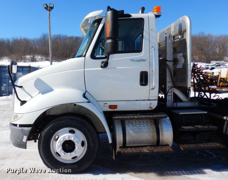 image for item KU9833 2009 International 8600  semi truck