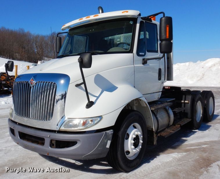 image for item KU9833 2009 International 8600  semi truck