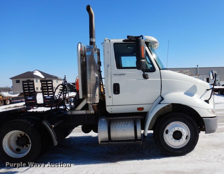 image for item KU9833 2009 International 8600  semi truck