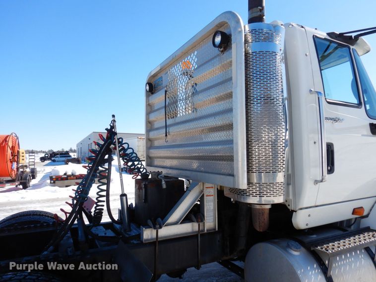 image for item KU9833 2009 International 8600  semi truck