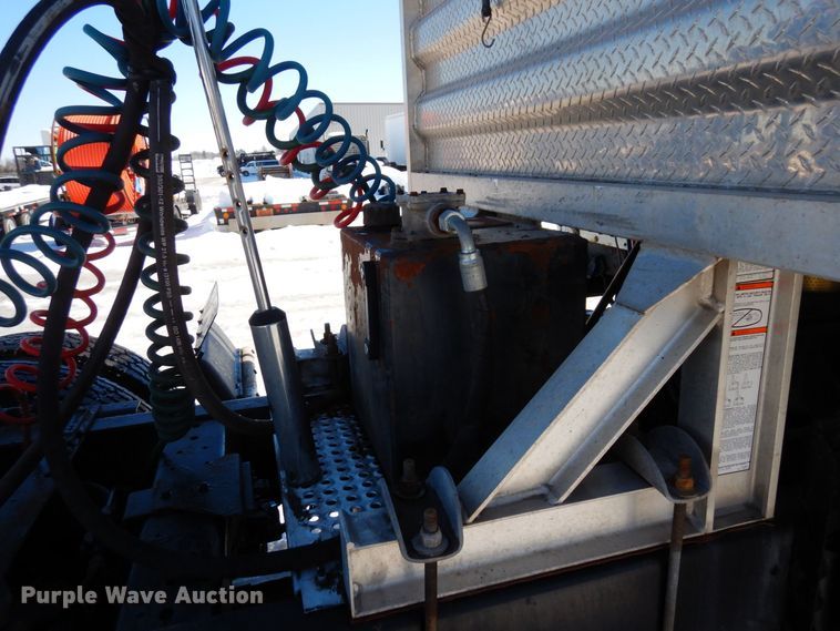 image for item KU9833 2009 International 8600  semi truck