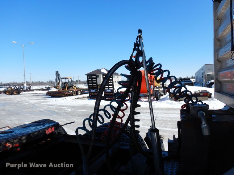 image for item KU9833 2009 International 8600  semi truck