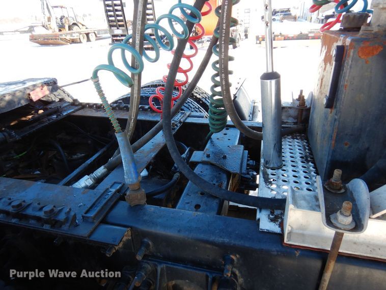 image for item KU9833 2009 International 8600  semi truck