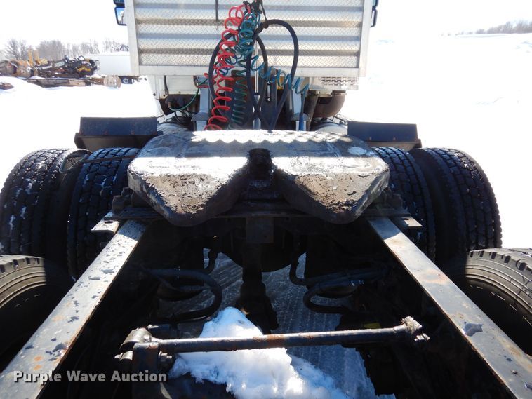 image for item KU9833 2009 International 8600  semi truck