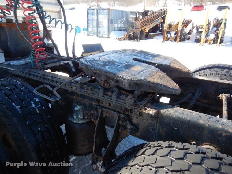 image for item KU9833 2009 International 8600  semi truck