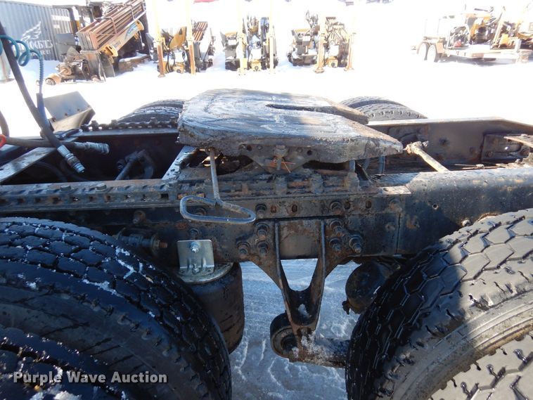 image for item KU9833 2009 International 8600  semi truck