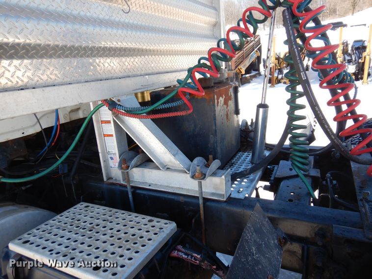 image for item KU9833 2009 International 8600  semi truck