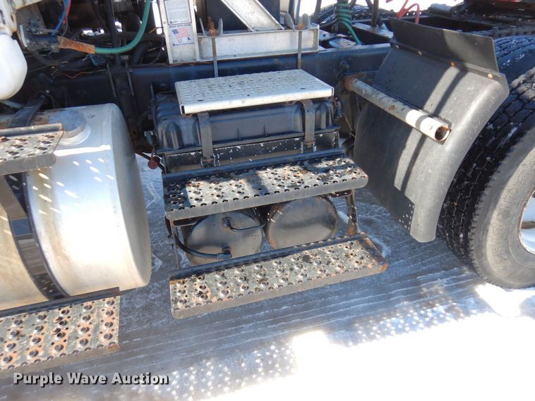 image for item KU9833 2009 International 8600  semi truck