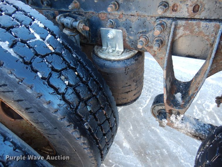 image for item KU9833 2009 International 8600  semi truck