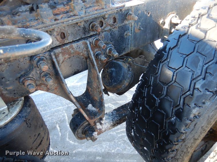 image for item KU9833 2009 International 8600  semi truck