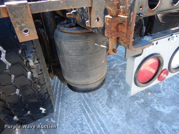 image for item KU9833 2009 International 8600  semi truck