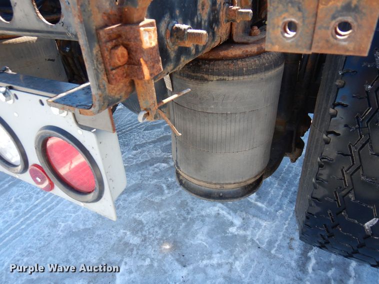 image for item KU9833 2009 International 8600  semi truck