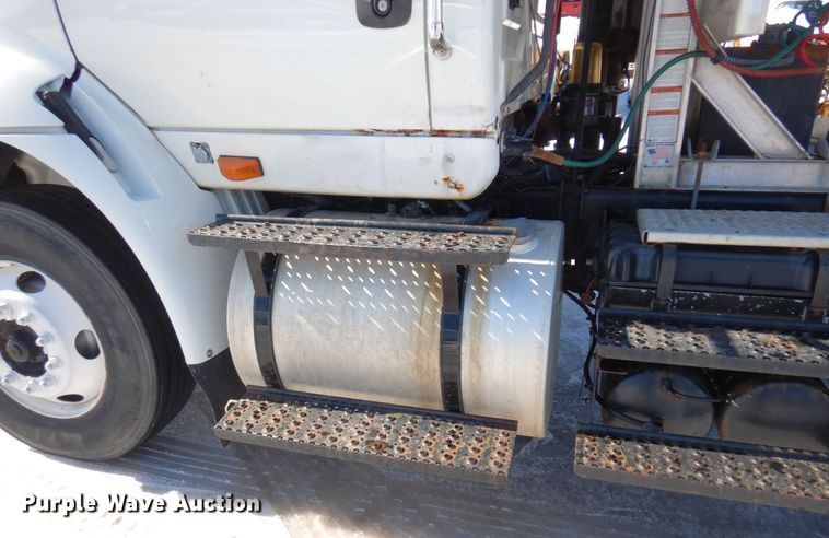 image for item KU9833 2009 International 8600  semi truck